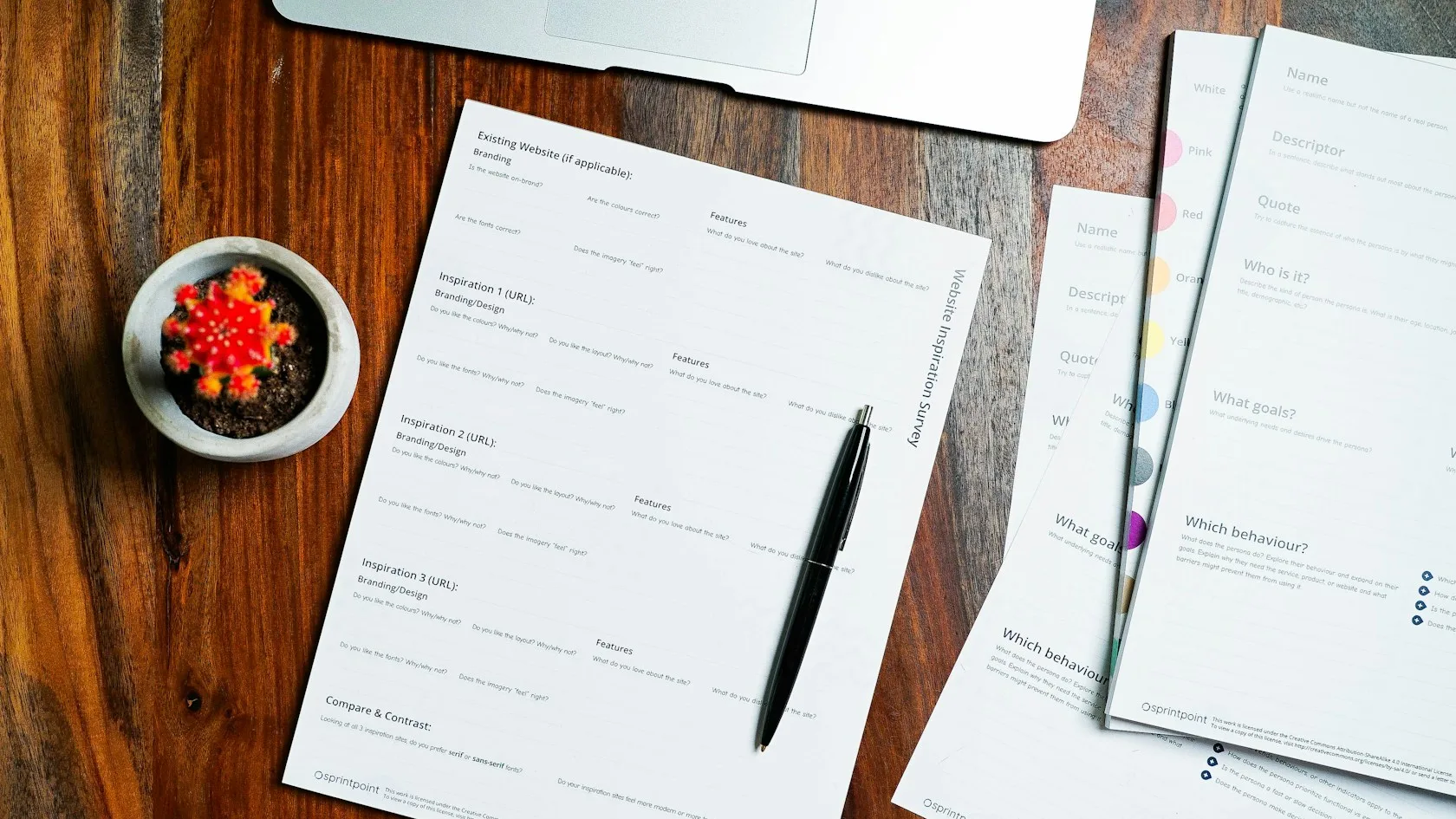 Escritorio con papeles y una pluma para revisar la situación de insolvencia personal en España