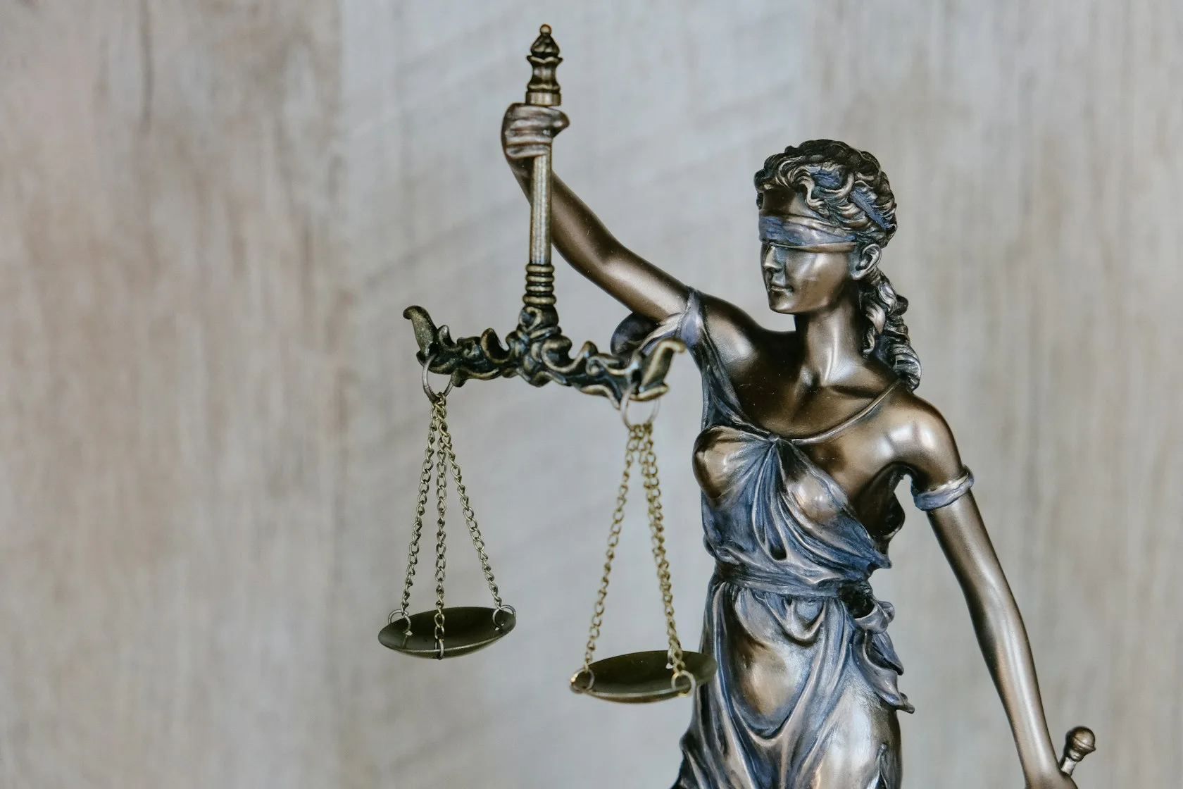 Estatua de la dama de la justicia con los ojos vendados y espada
