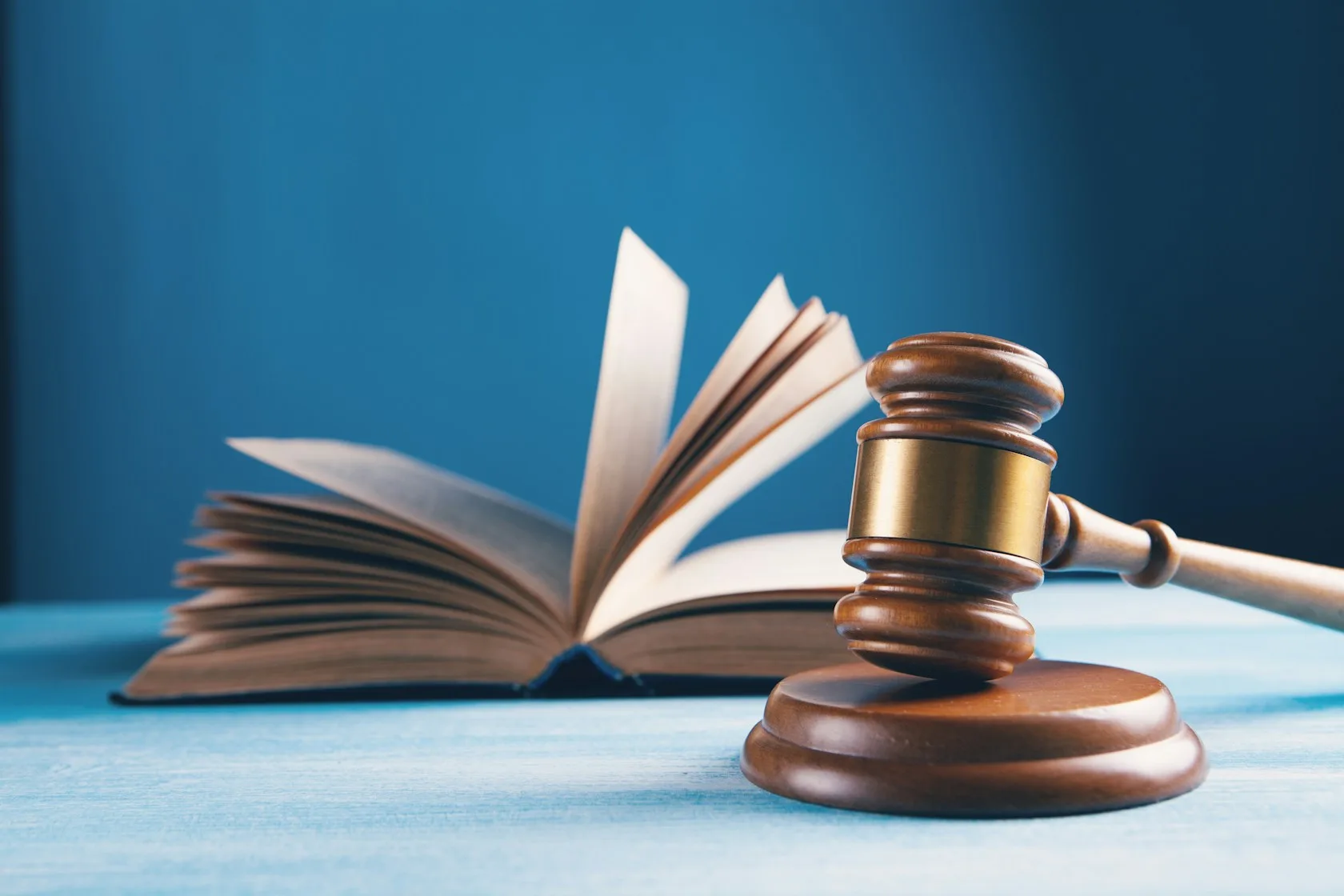 Mazo de juez y libro abierto: doctrina del Tribunal Supremo sobre la exoneración del crédito público