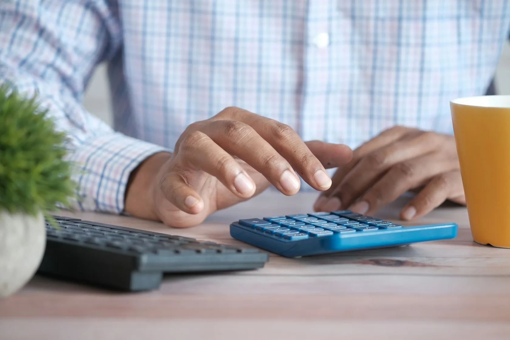 Persona usando una calculadora para revisar la cuota de la hipoteca variable tras la reunión del BCE