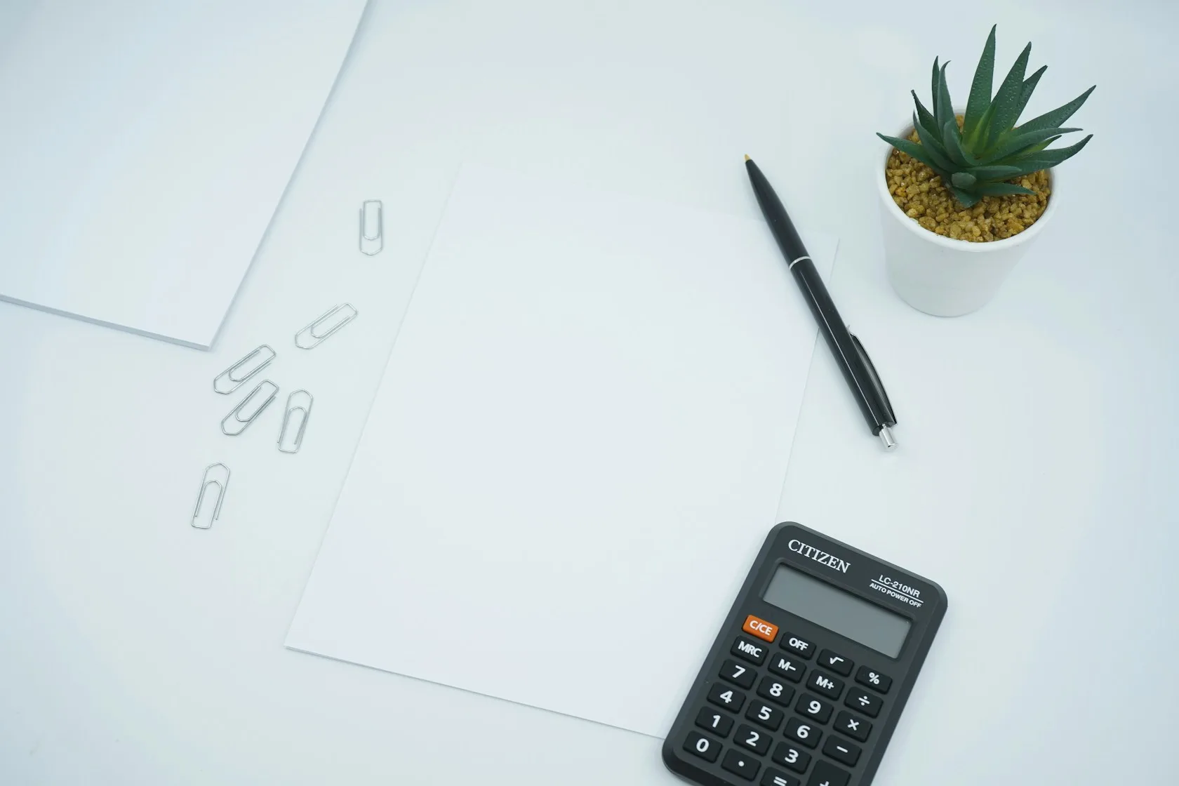 Calculadora y papel sobre un escritorio para revisar los pagos aplazados y las deudas