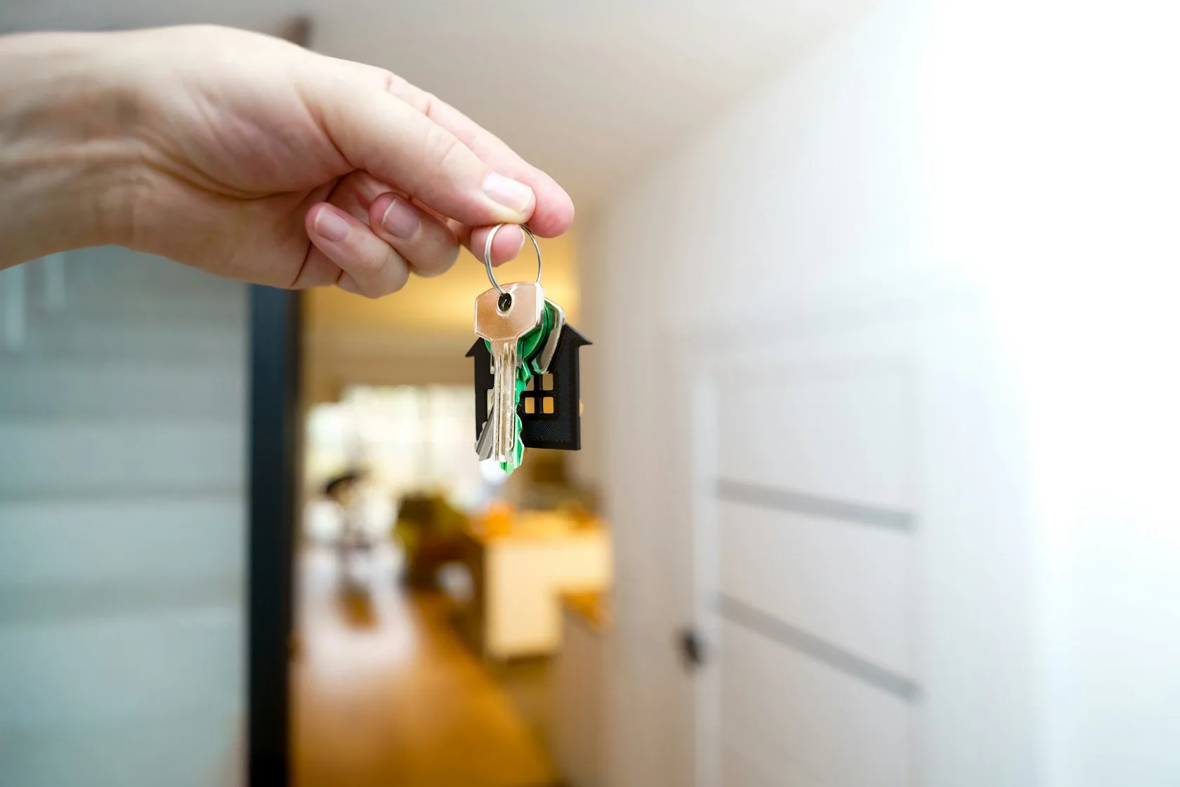 Mano sosteniendo las llaves de una vivienda: dación en pago de la hipoteca