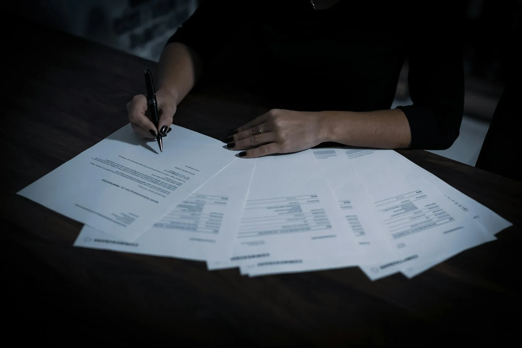 Persona revisando documentos sobre un desahucio y la suspensión del lanzamiento de la vivienda habitual
