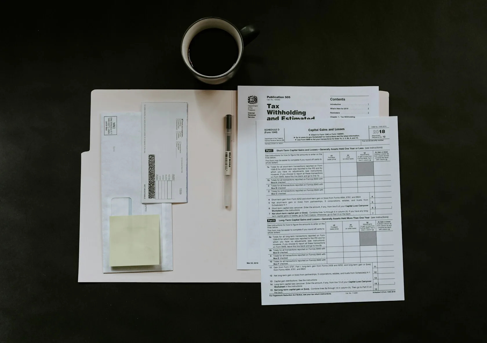 Documentos y bolígrafo sobre un escritorio para revisar el contrato de una tarjeta revolving