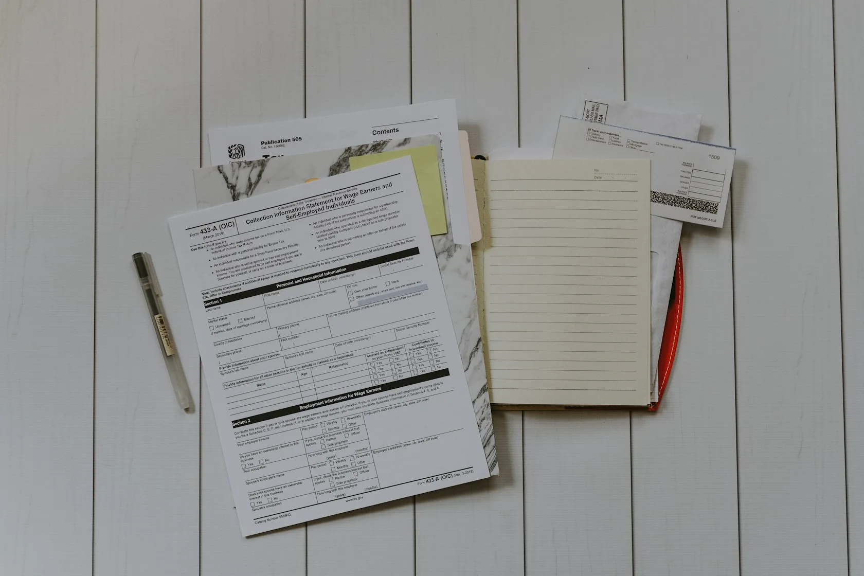 Documentos y extractos bancarios sobre una mesa: reclamar comisión de mantenimiento de la cuenta de la hipoteca