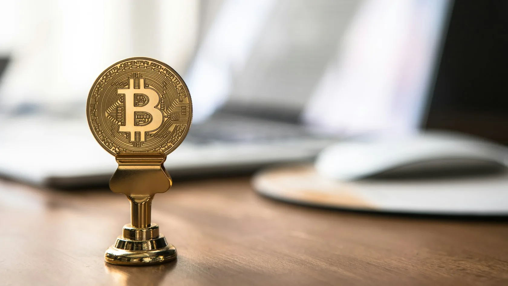 Moneda de bitcoin sobre una mesa: embargo de criptomonedas por deudas