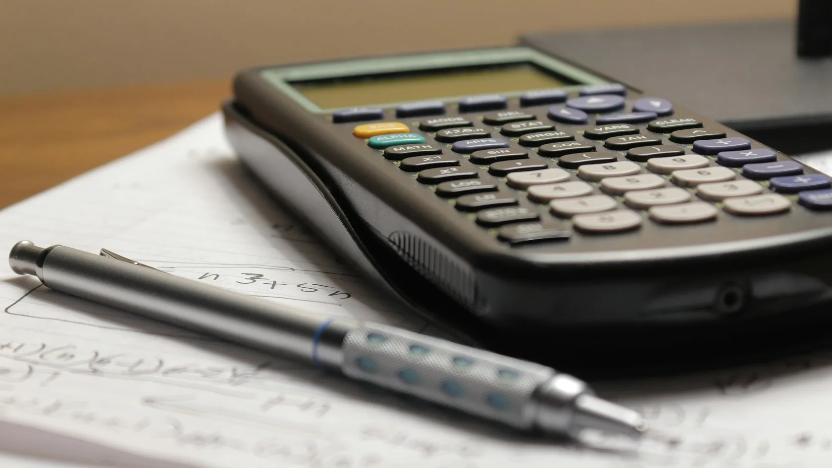 Calculadora y bolígrafo sobre un papel: cálculo del embargo de la prestación por incapacidad temporal