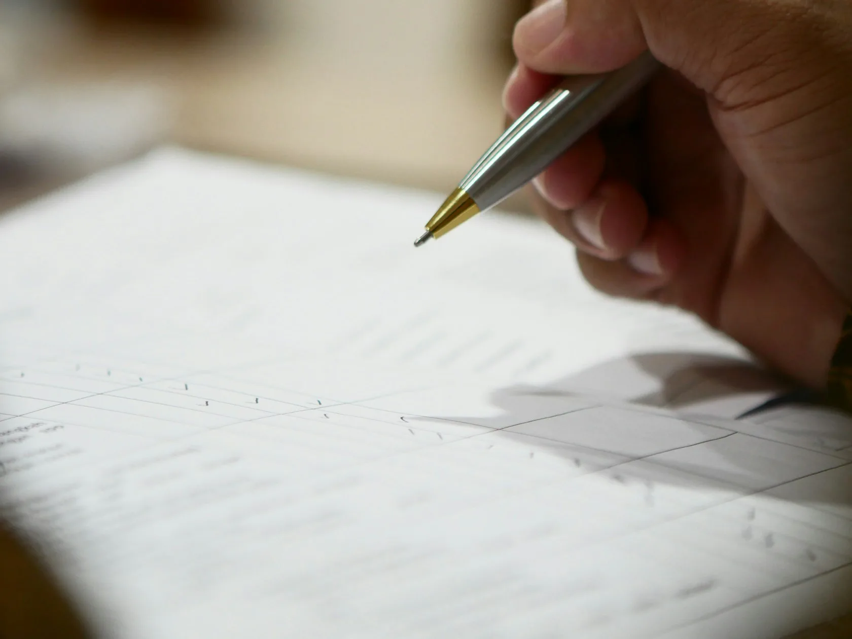 Mano firmando documentos de un contrato de préstamo