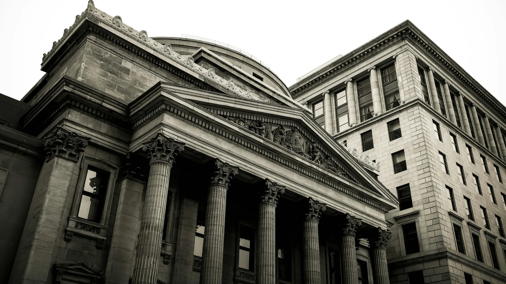 Fachada de un edificio con columnas que simboliza la banca y la morosidad en España