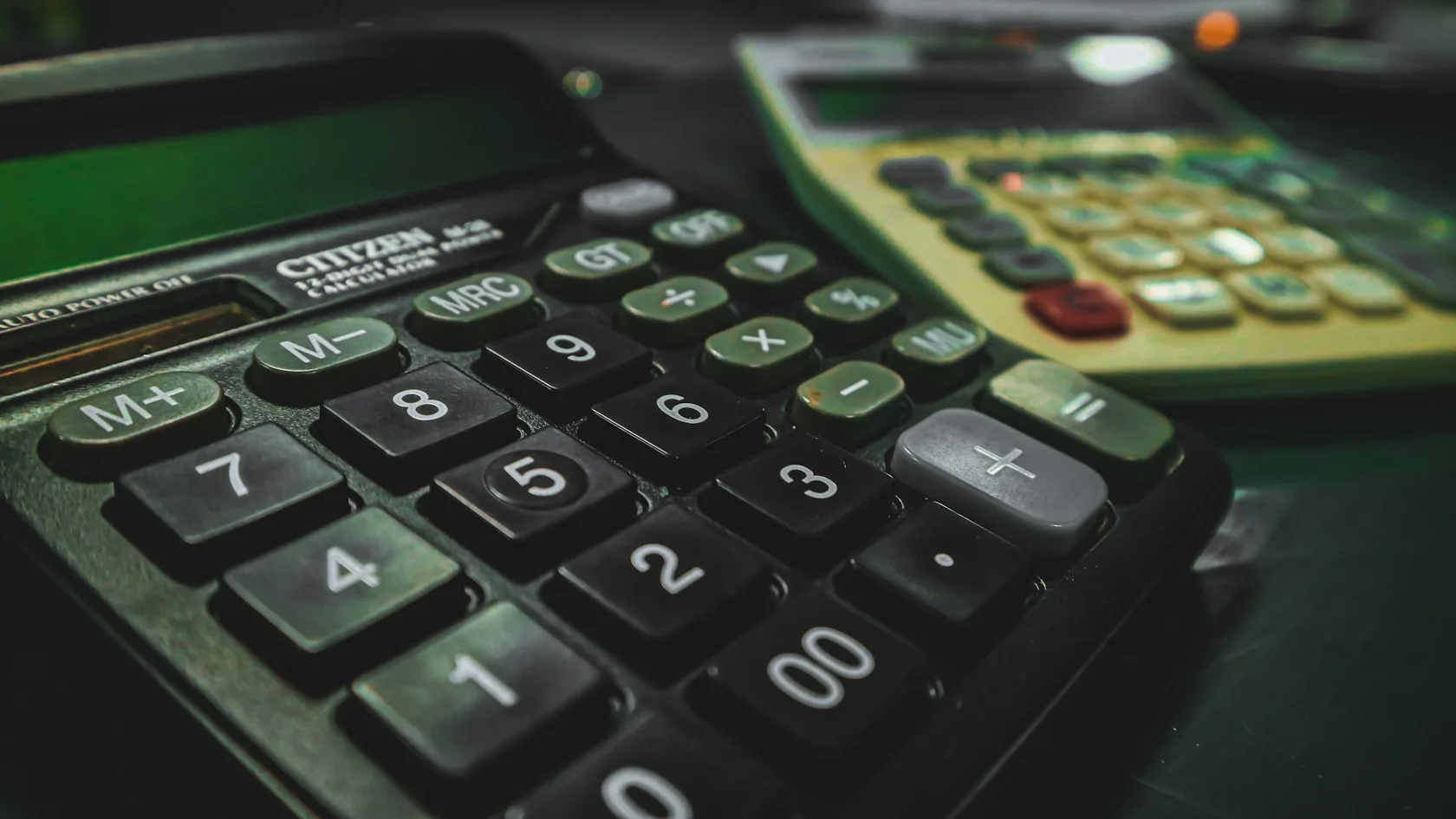 Dos calculadoras sobre una mesa para calcular el nivel de endeudamiento de un hogar