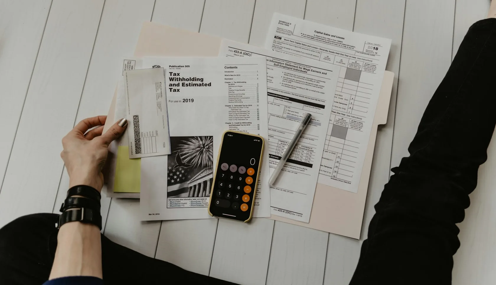 Persona revisando la cuota de una hipoteca variable con documentos y calculadora